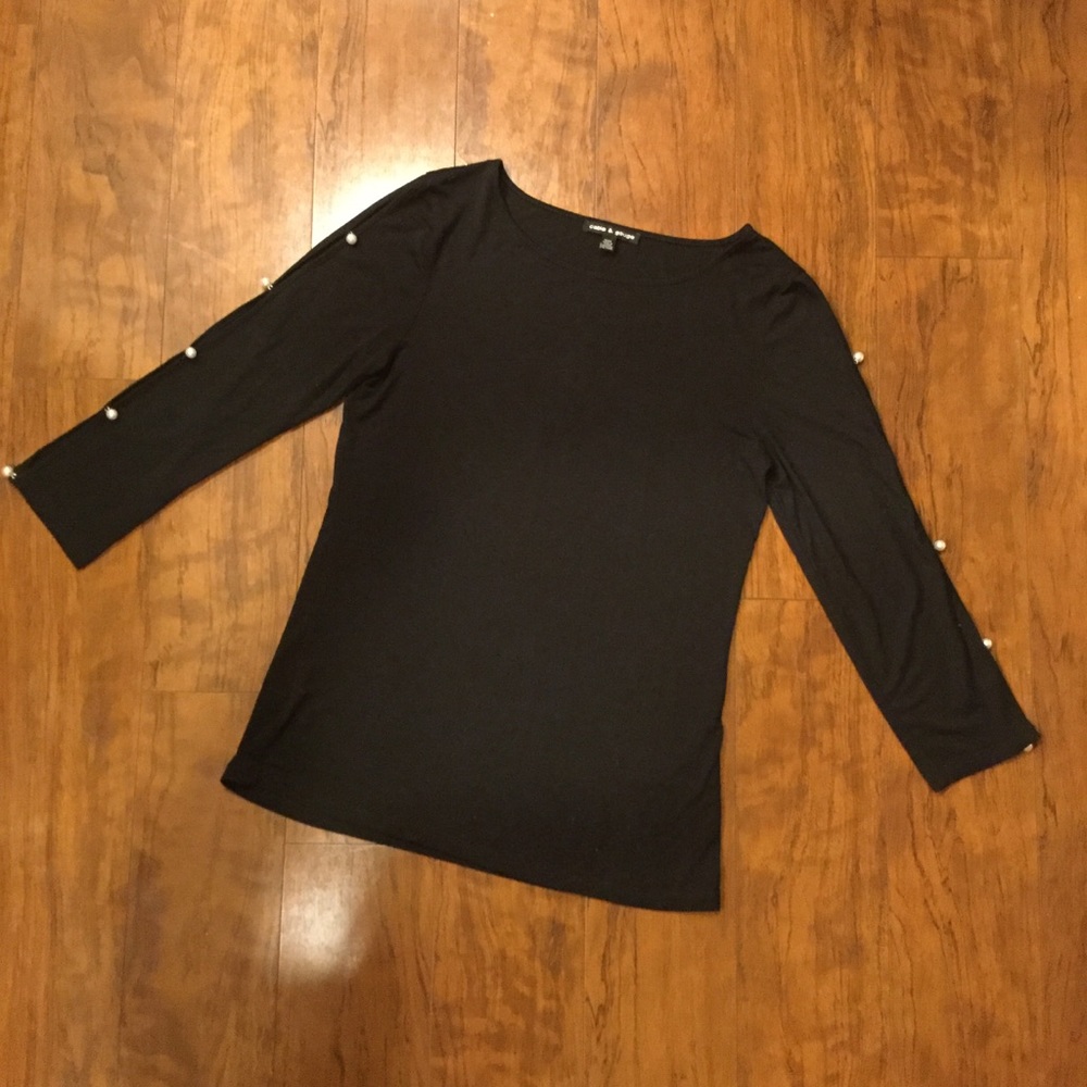Cable & Gauge-Tee with Pearl Button open sleeves.M